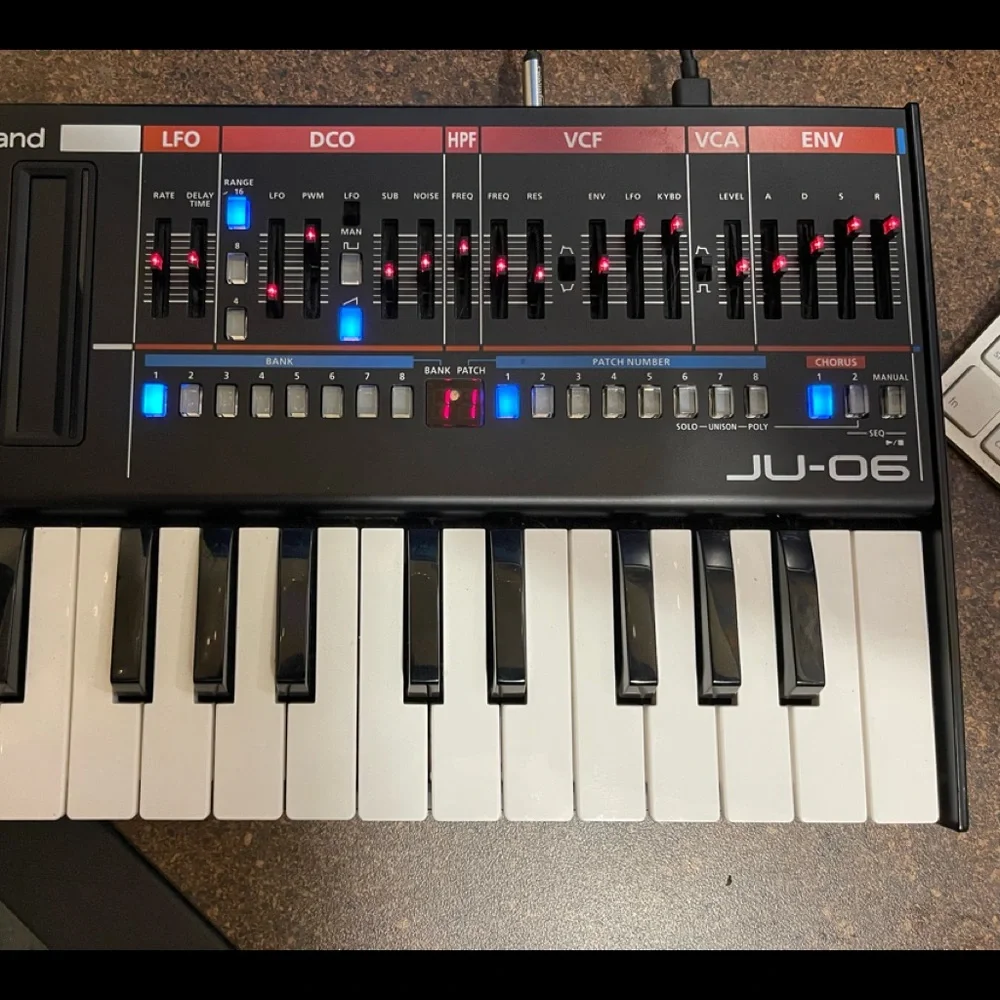 Roland JU-06 Boutique Series Synthesizer Module w/K-25m Keyboard - Picture 5 of 6
